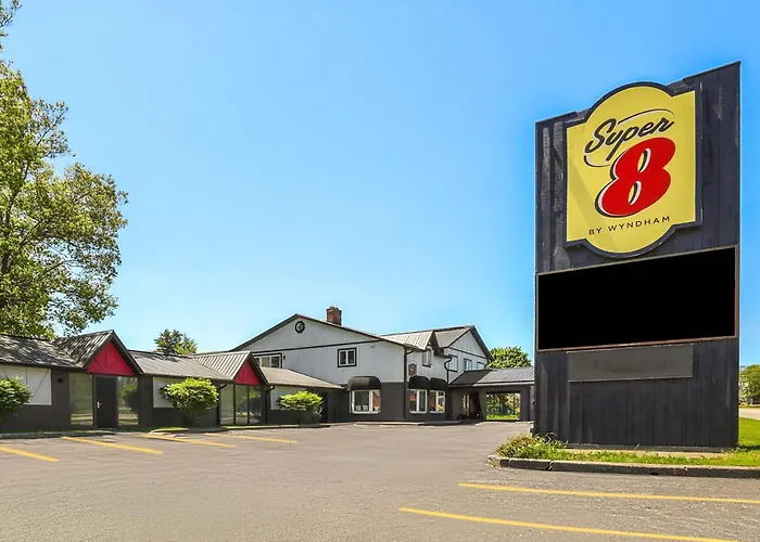 Super 8 By Wyndham Gananoque - Country Squire Resort